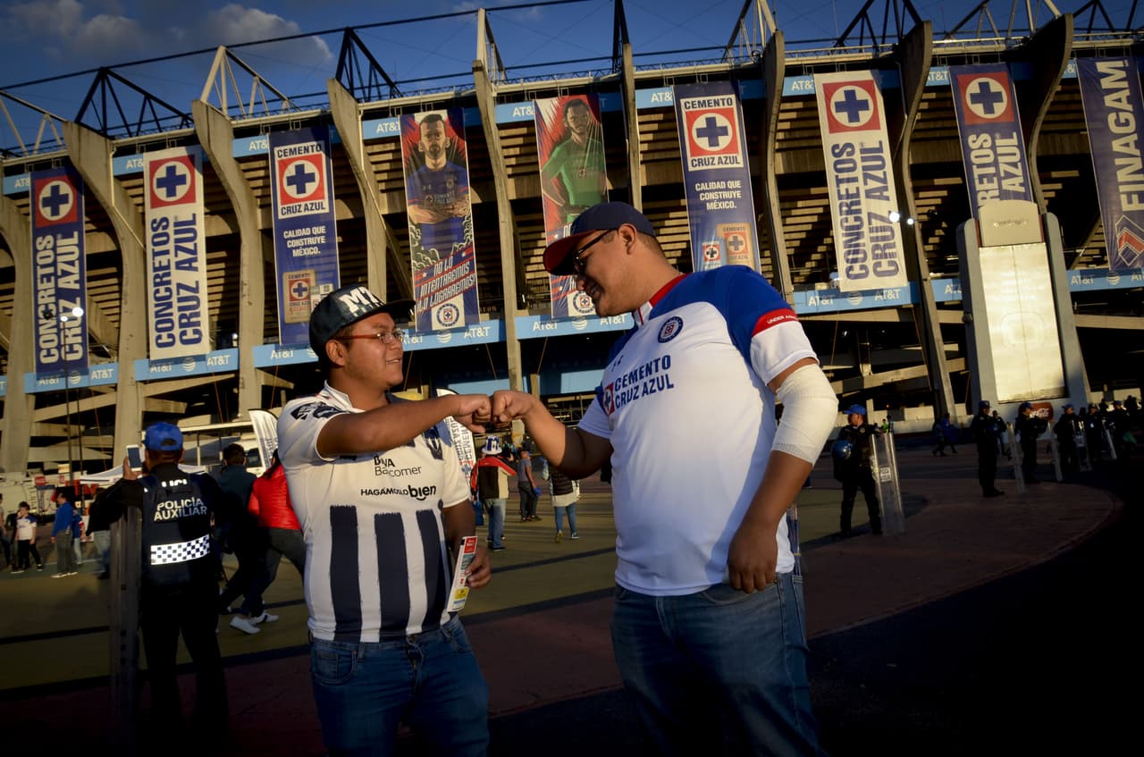 Aficionados de ambos equipos convivieron con tranquilidad previo al arranque.