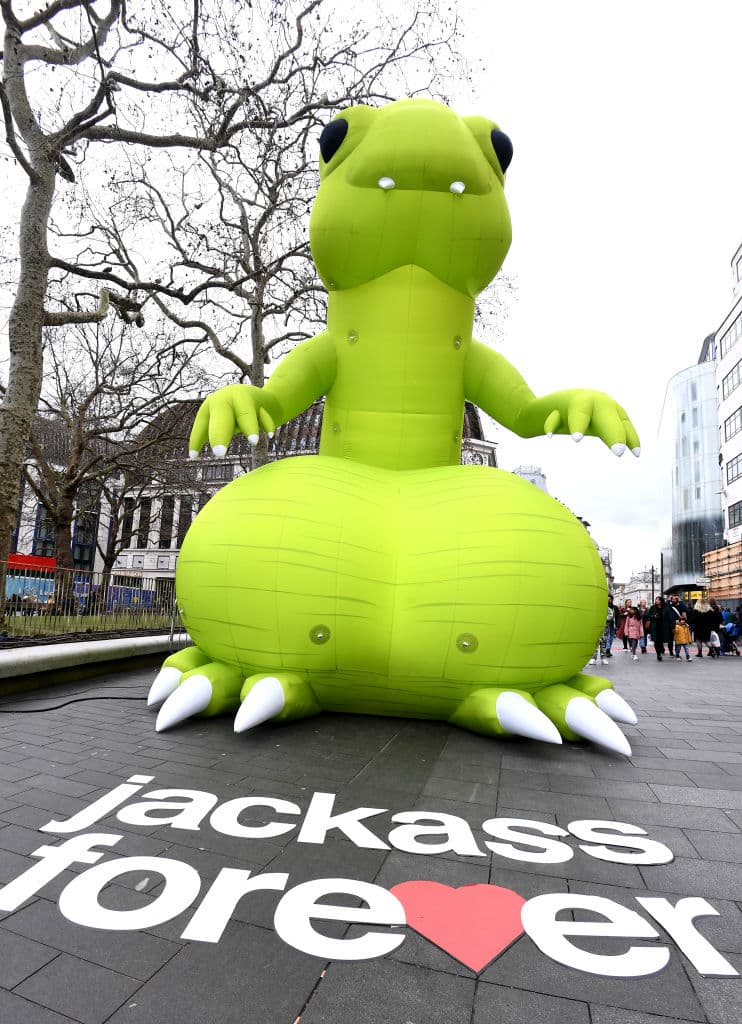 "Es posible que no le haya dado la información completa, que el agua estaba realmente fría", dice Knoxville, quien dice que Kelly, un poco atónita, estaba sonriendo incluso después de que las cámaras dejaron de filmar la broma.