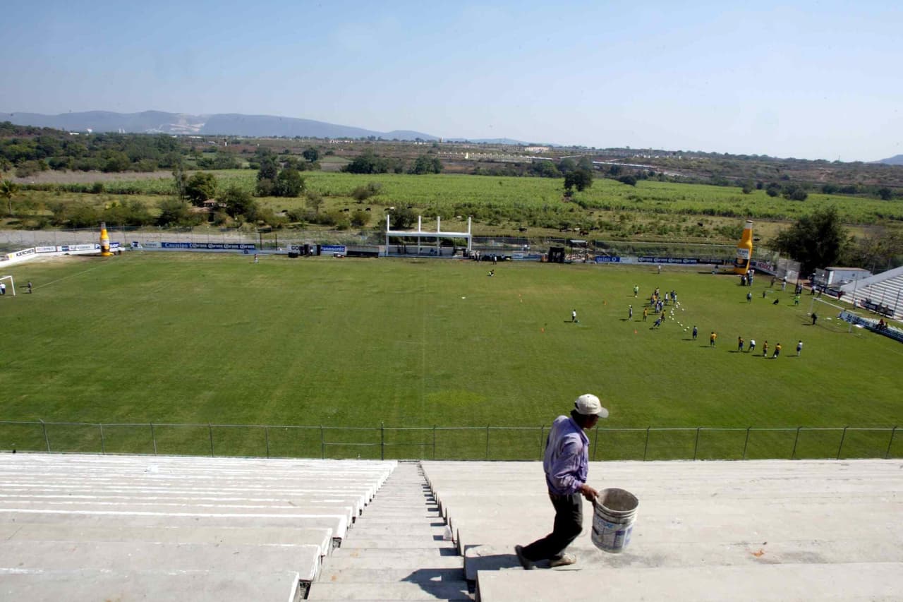 El estadio carecía de plateas de un lado y la vista a los campos agrícolas añadía colorido a los partidos de primera división en el 2003.