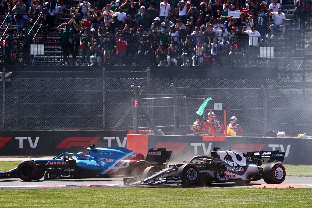 Red Bull hace el 1-3 con Max Verstappen en primer lugar y Sergio Pérez en tercero durante el Gran Premio de México en la Formula 1. Lewis Hamilton se quedó con la segunda posición durante la carrera. El mexicano logró subirse al podio en se casa.