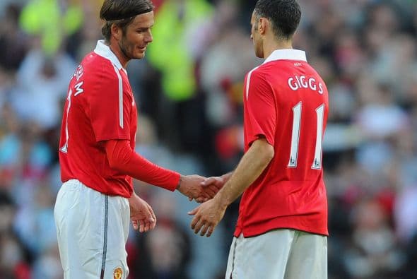 Alguien que sigue en el club y que vivió tantos triunfos con Gary es Ryan Giggs, aquí junto a 'Becks'.