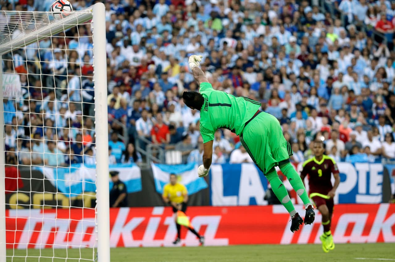 Sergio Romero Edad: 29 años. Club: Manchester United Fue uno de los mejores arqueros de la Copa América, sólo por detrás de Claudio Bravo. Fue uno de los líderes de Argentina.