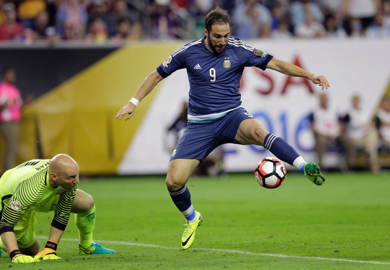 Gonzalo Higuaín Edad: 28 años Club: Nápoles Tuvo un buen torneo. Lamentablemente volvió a fallar un clara en la final. Lo mismo pasó en Brasil 2014 y en la Copa América 2015 en Chile.