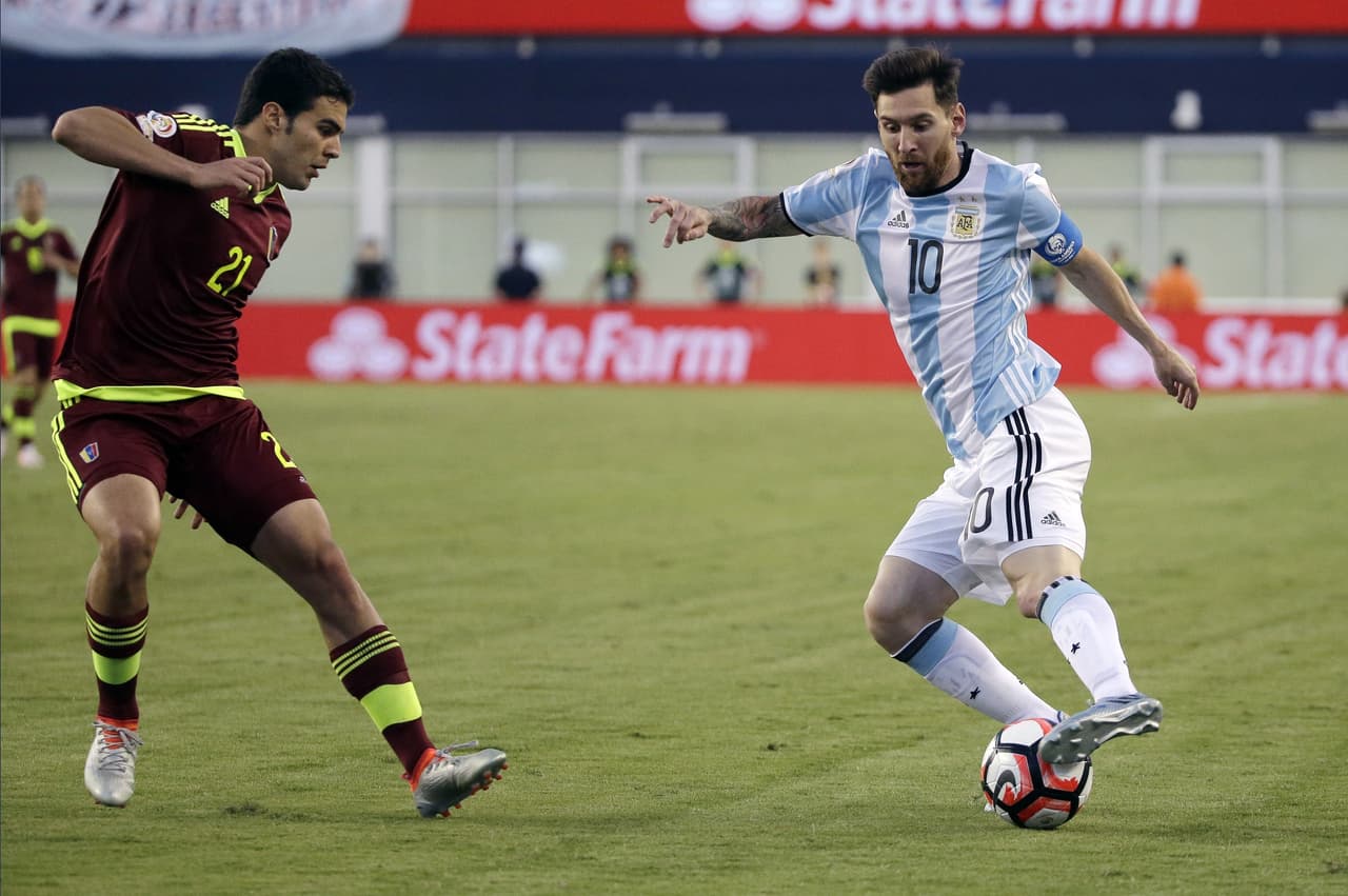 Lionel Messi Edad: 29 años Barcelona Cargó con todo el equipo en la espalda. Lo llevó hasta la final. En ella falló el primer penalti contra Chile.