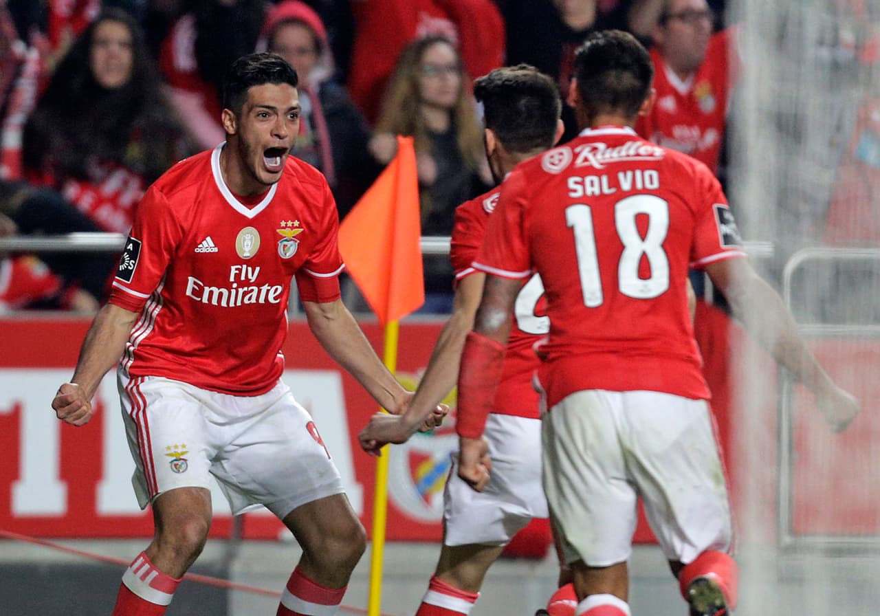 El diario A Bola anunció que Benfica tiene entre su lista de transferibles al mexicano Raúl Jiménez, al argentino Eduardo Salvio, a Pizzi y a Seferevoic, entre otros.