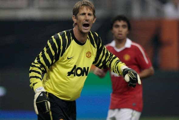 El Manchester United estuvo presente como el rival europeo en ediciones consecutivas en 2010 y 2011, trayendo consigo a sus máximas figuras del momento. Una de esas fue el legendario arquero holandés Edwin Van der Sar.