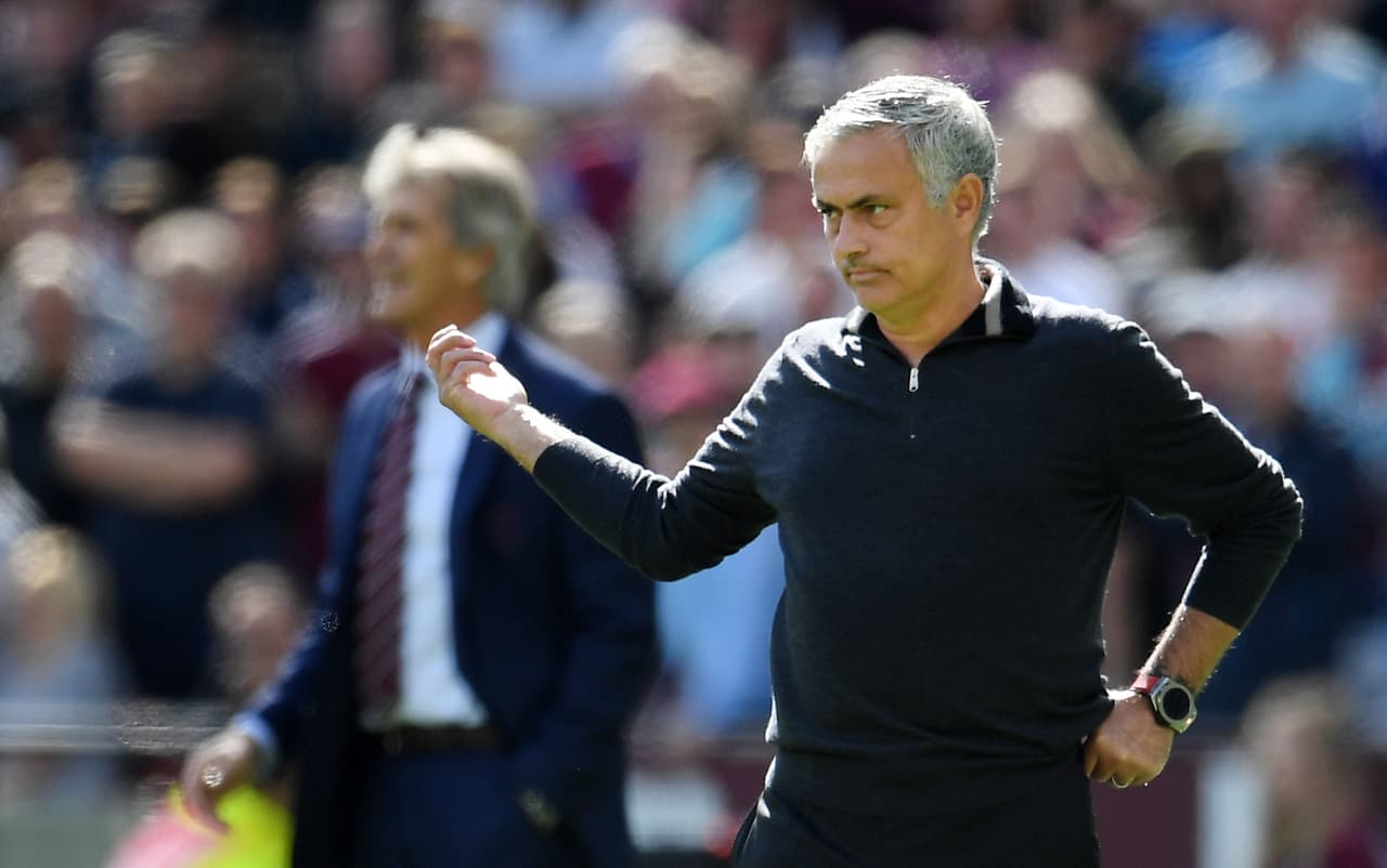 Una vez rodó la pelota en el Olímpico de Londres, 'Mou' se dedicó a dar instrucciones a sus jugadores.