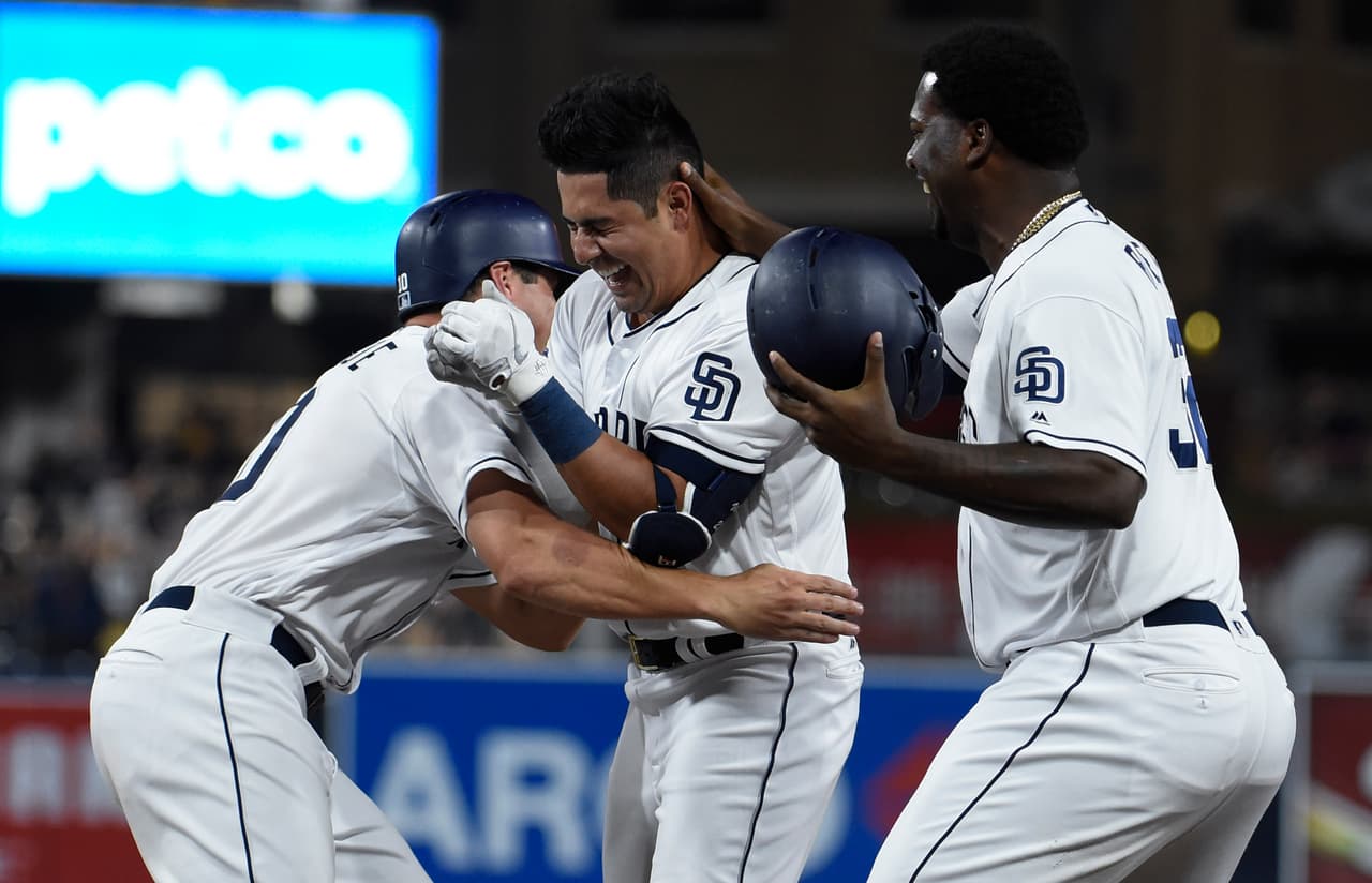 Power mexicano: Villanueva le da el triunfo a Padres en Extra Innings 