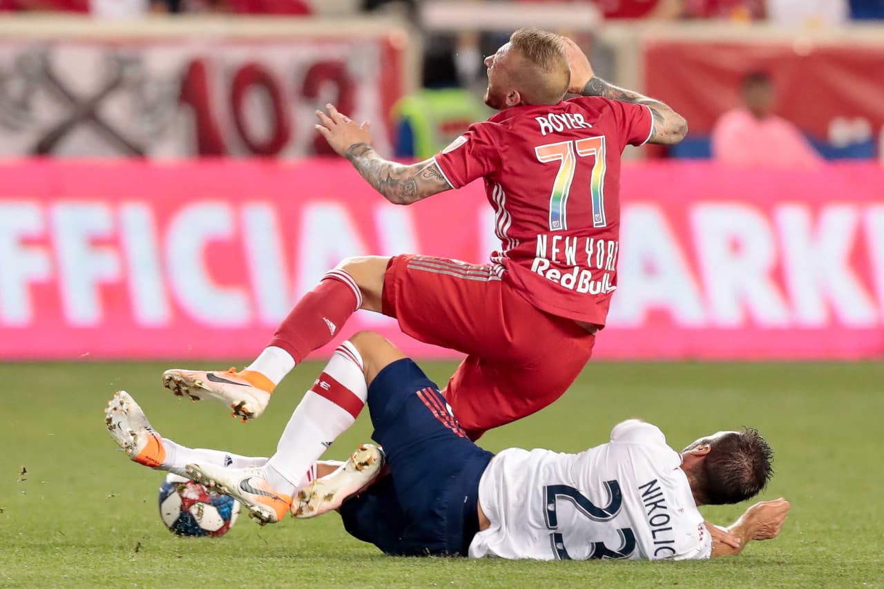 El juego fuerte en el centro del campo se presentó en ocasiones donde el Chicago Fire buscaba detener a su rival.