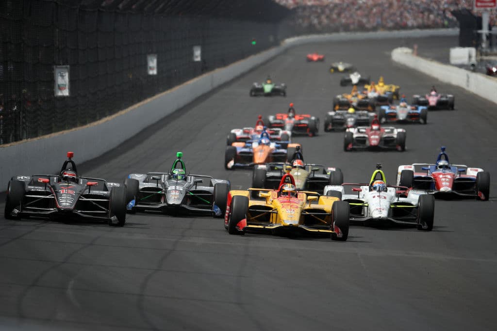 El francés Simon Pagenaud lideró en 116 de las 200 vueltas para coronarse campeón de la edición 108 de la carrera que corresponde a la IndyCar Series. Pagenaud es el primer francés desde que lo hiciera Rene Thomas en 1914. En Indianapolis se registran cinco ganadores franceses, aunque Gil de Ferran en 2003 y Gaston Chevrolet en 1920, aunque nacieron en Francia, se les tiene tomados en cuenta como de otras nacionalidades. Estas son las mejores imágenes de la carrera y los festejos de Pagenaud del equipo de Roger Penske.