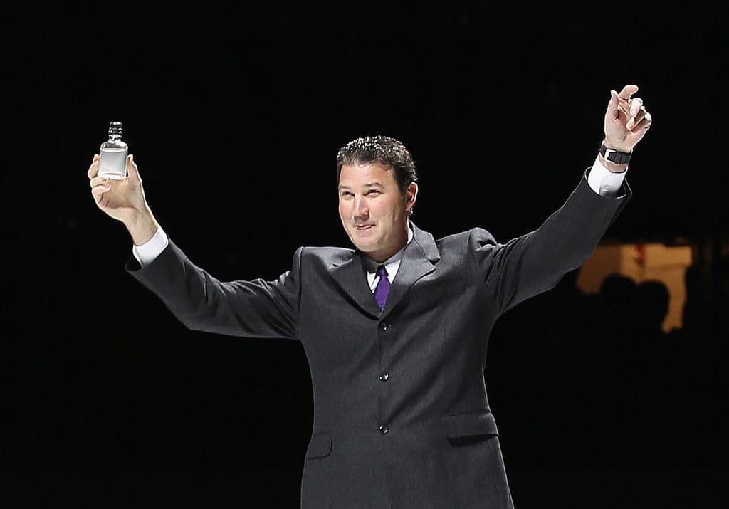 Equipo: Pittsburgh Penguins de la NHL. En 1999 estaba en el grupo de socios que pagaron 107 millones de dólares y por separado, también inyectó 20 millones más convirtiéndolas en acciones del equipo.