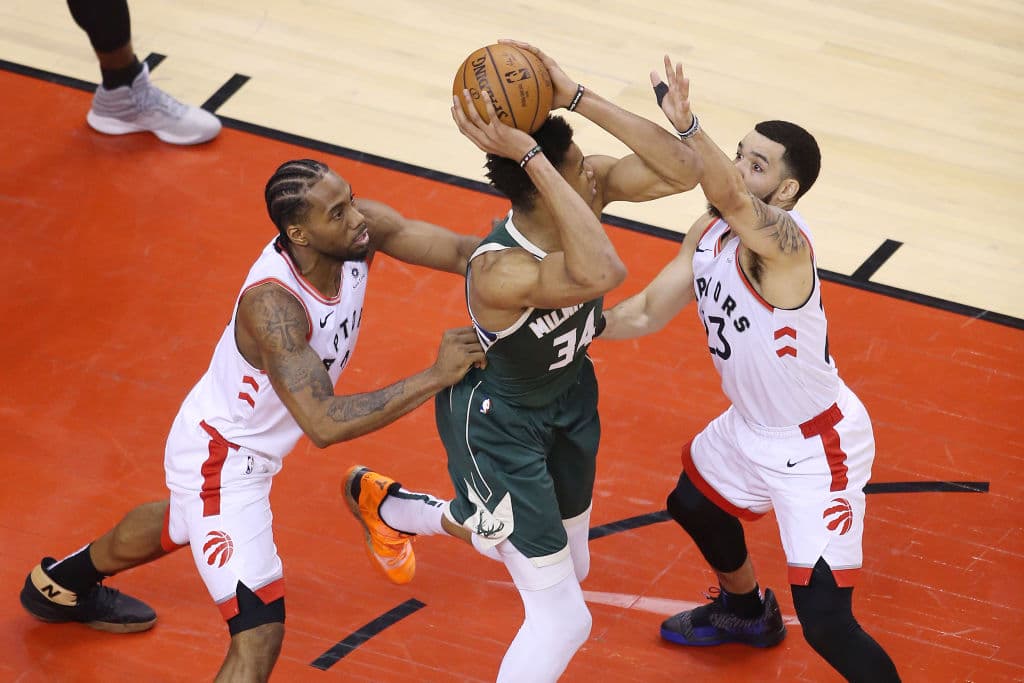 Un presionado como nunca antes 
<b>Giannis Antetokounmpo</b> poco pudo lucir en este Juego 4 de la Final del Este. Los Milwaukee Bucks fueron derrotados por 18 puntos, el segundo margen más amplio de derrota en esta serie.