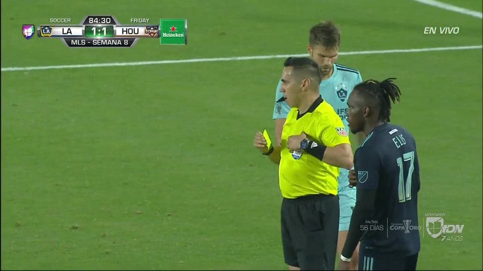Tarjeta amarilla. El árbitro amonesta a Alberth Elis de Houston Dynamo