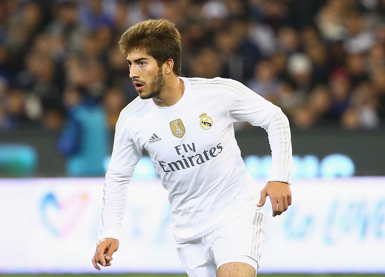 Su suerte no fue distinta. Con solo cuatro partidos como titular, se marchó cedido al fútbol francés y posteriormente regresó al club mineiro a préstamo hasta el 2019, cuando se le vence su contrato.