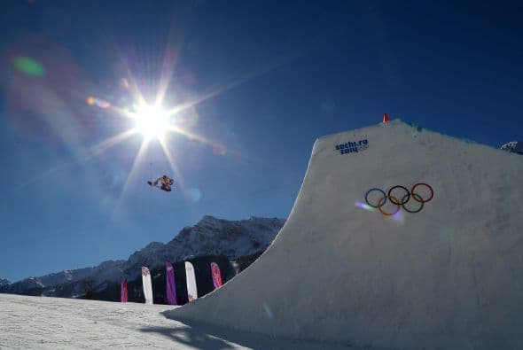 El estadounidense Sage Kotsenburg se colgó al pecho la primera medalla de los Juegos de Sochi, la de 'slopestyle' de snowboard (tabla de nieve), una de las disciplinas que se estrenan en el calendario olímpico.
