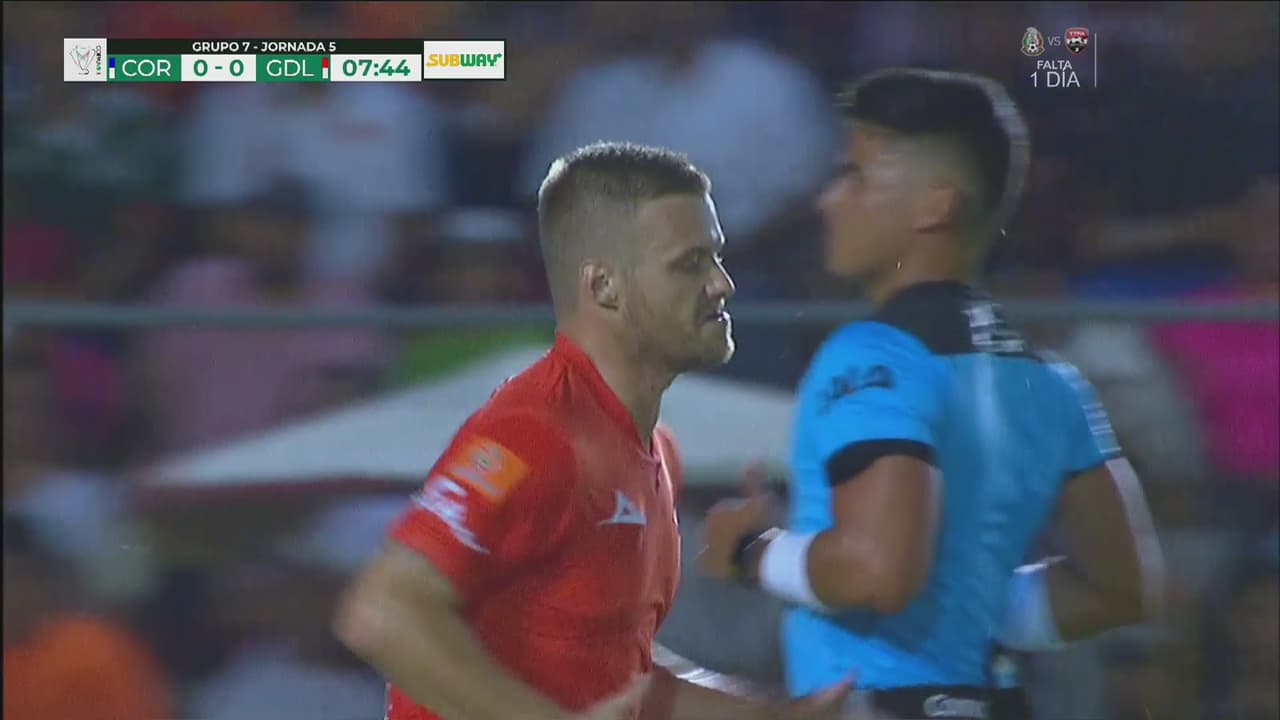 Abraham Torres Nilo intenta la primera de peligro ante Chivas