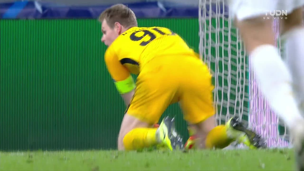 ¡CERCA! Álvaro Morata disparó que se estrella en el poste.