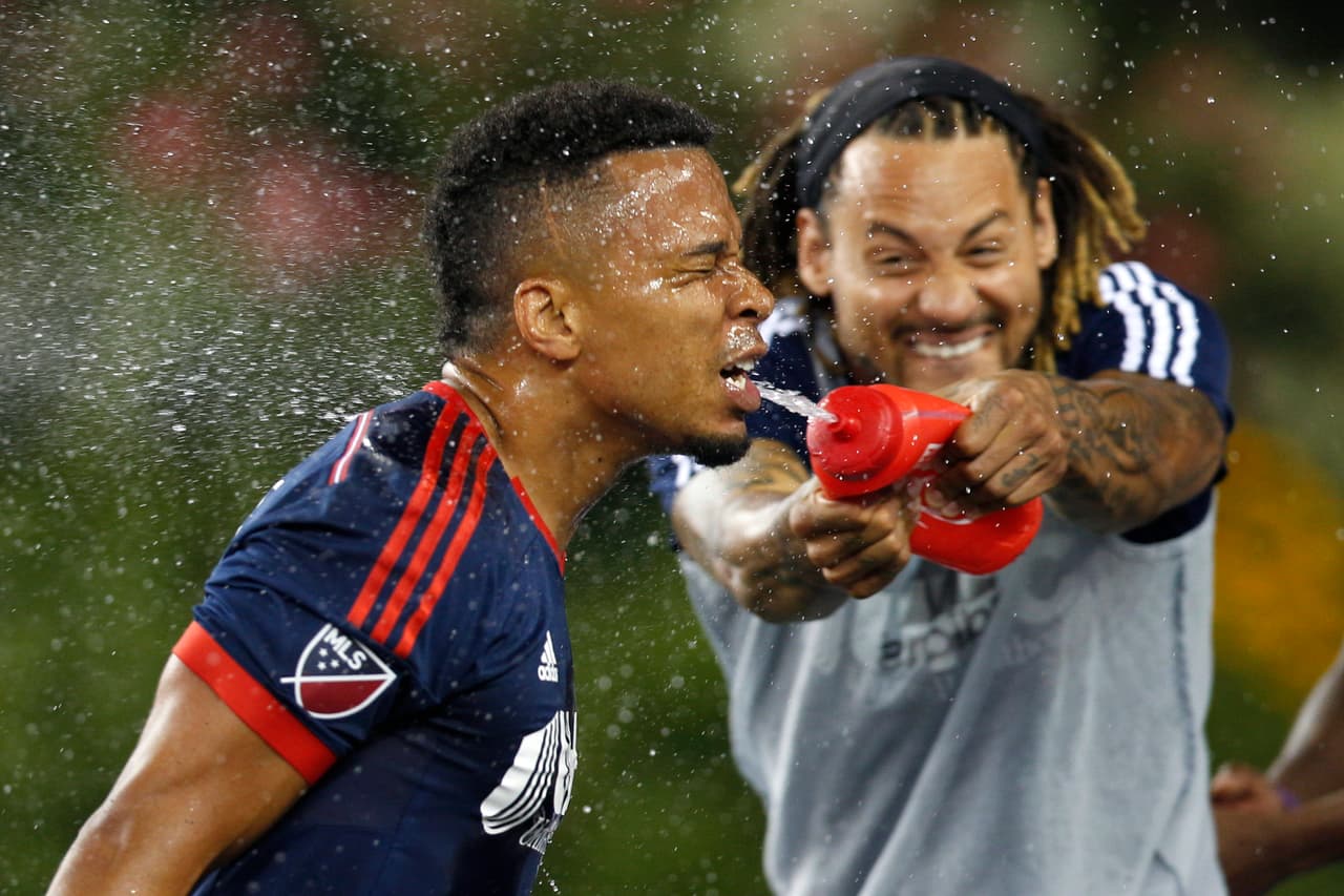 Jermaine Jones le riega agua en la cara a Charlie Davies