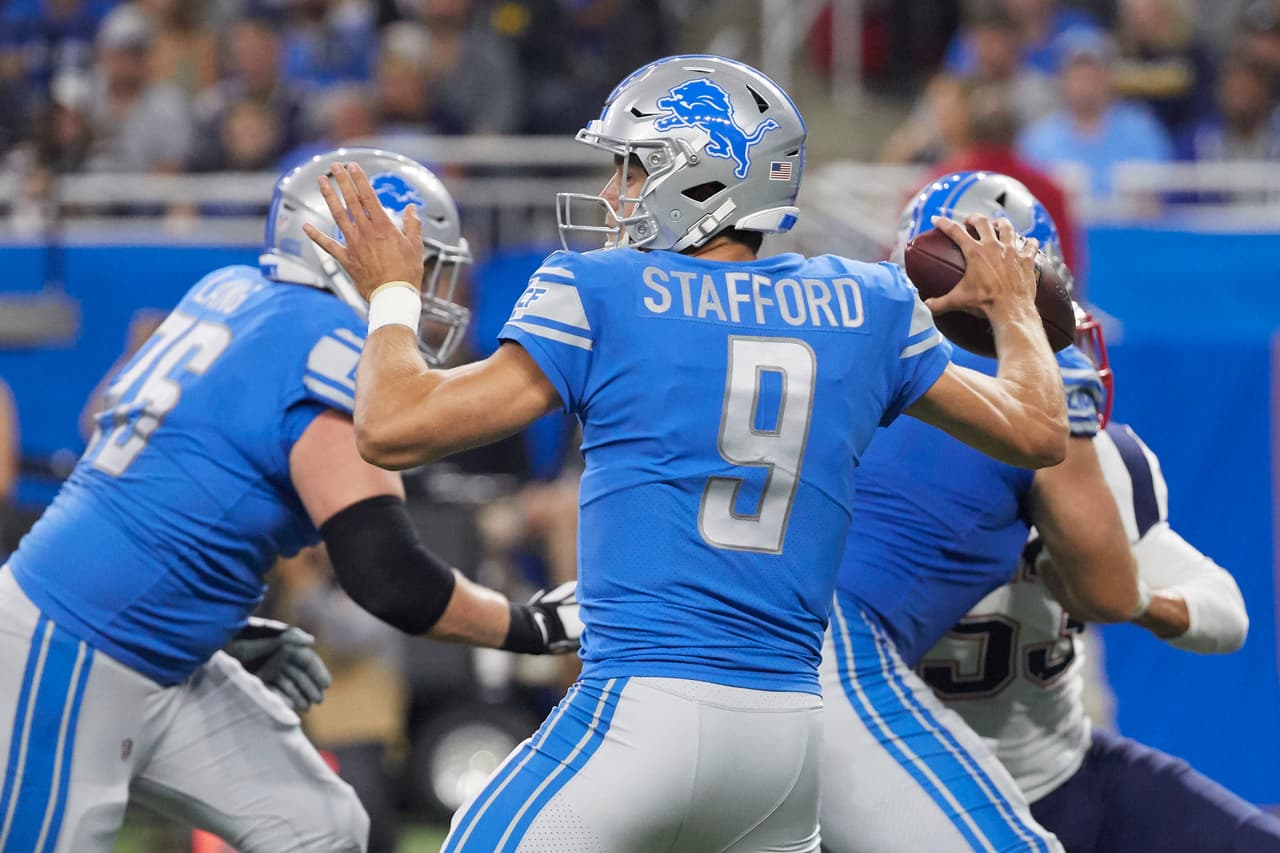 <i>La Estrella</i>: MATTHEW STAFFORD
<br>Se dice que tiene el brazo más potente de la liga y le encanta demostrarlo. Sus impresionantes estadísticas, con más de 30 mil yardas y 187 touchdowns en ocho temporadas, acaban de ser remuneradas con un contrato multimillonario. Con 135 millones de dólares es el jugador mejor pagado de la liga. Ahora tendrá que responder con otra una campaña brillante y de vuelta en la postemporada.