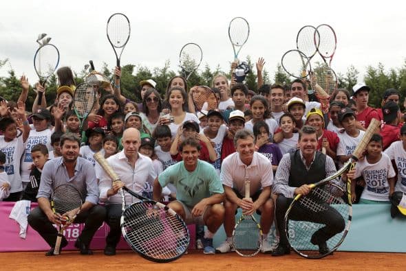Malena Monjes tiene 9 años y vive en la villa 1-11-14 donde Dios es Messi y el tenis sapo de otro pozo, pero que este jueves vibró por Rafael Nadal que visitó el estadio vecino de San Lorenzo para jugar con niños de barrios marginales de Buenos Aires.