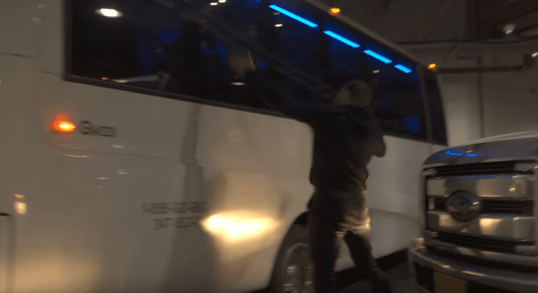 Sale a la luz nuevo video del brutal ataque de McGregor al autobús de UFC