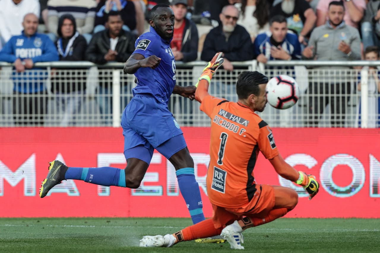 En el segundo tiempo llegó el 2-0, fue apenas al minuto 73' por intermedio del delantero maliense Moussa Marega (izquierda), para que el Porto asumiera con tranquilidad los minutos finales del partido.