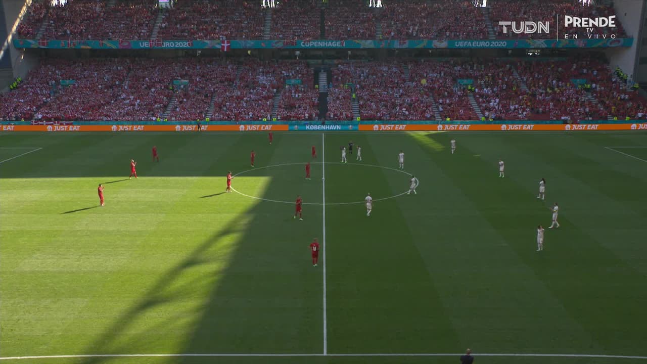 Arranca el partido y la pelota está en juego.