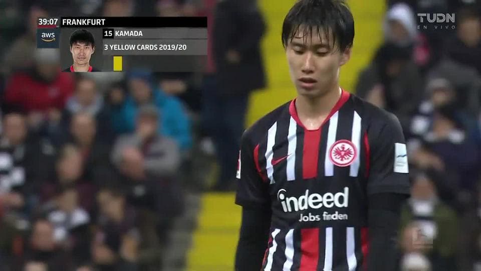 Tarjeta amarilla. El árbitro amonesta a Daichi Kamada de Eintracht Frankfurt
