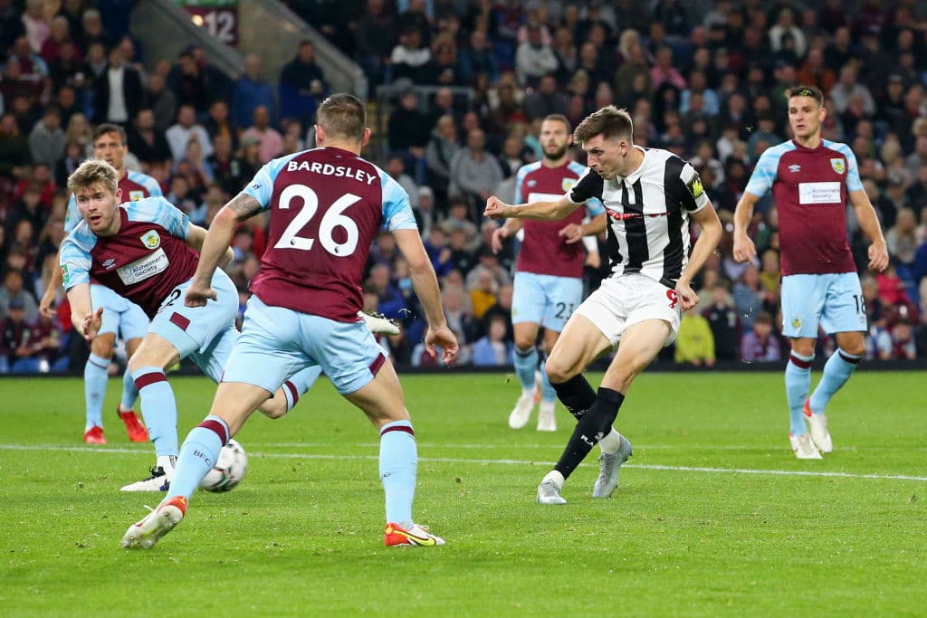 Fue la noche de Jay Rodriguez de Burnley, pues anotó los cuatro goles que le dieron la victoria a su equipo sobre Rochdale, quien solo sumo una diana por parte de Jake Beesley.