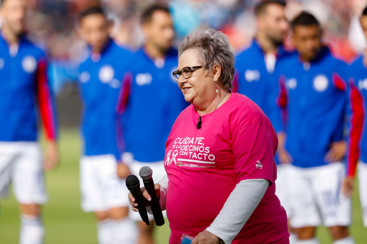 Con motivo de la lucha contra el cáncer de seno se llevó a cabo el protocolo en la antesala del partido.
