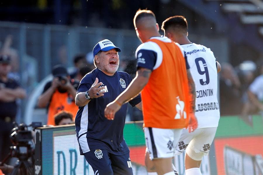 Con doblete de Contín, Gimnasia La Plata ganó su primer partido como local, bajo la dirección de Diego Armando Maradona.