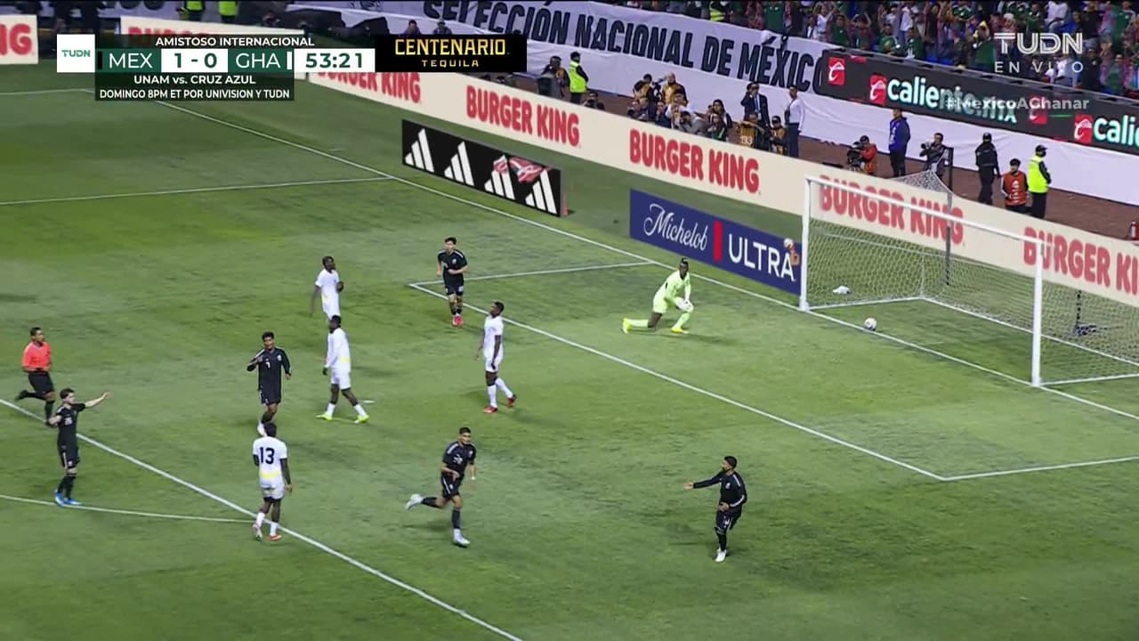 ¡GOL!  anota para México. Guillermo Martínez