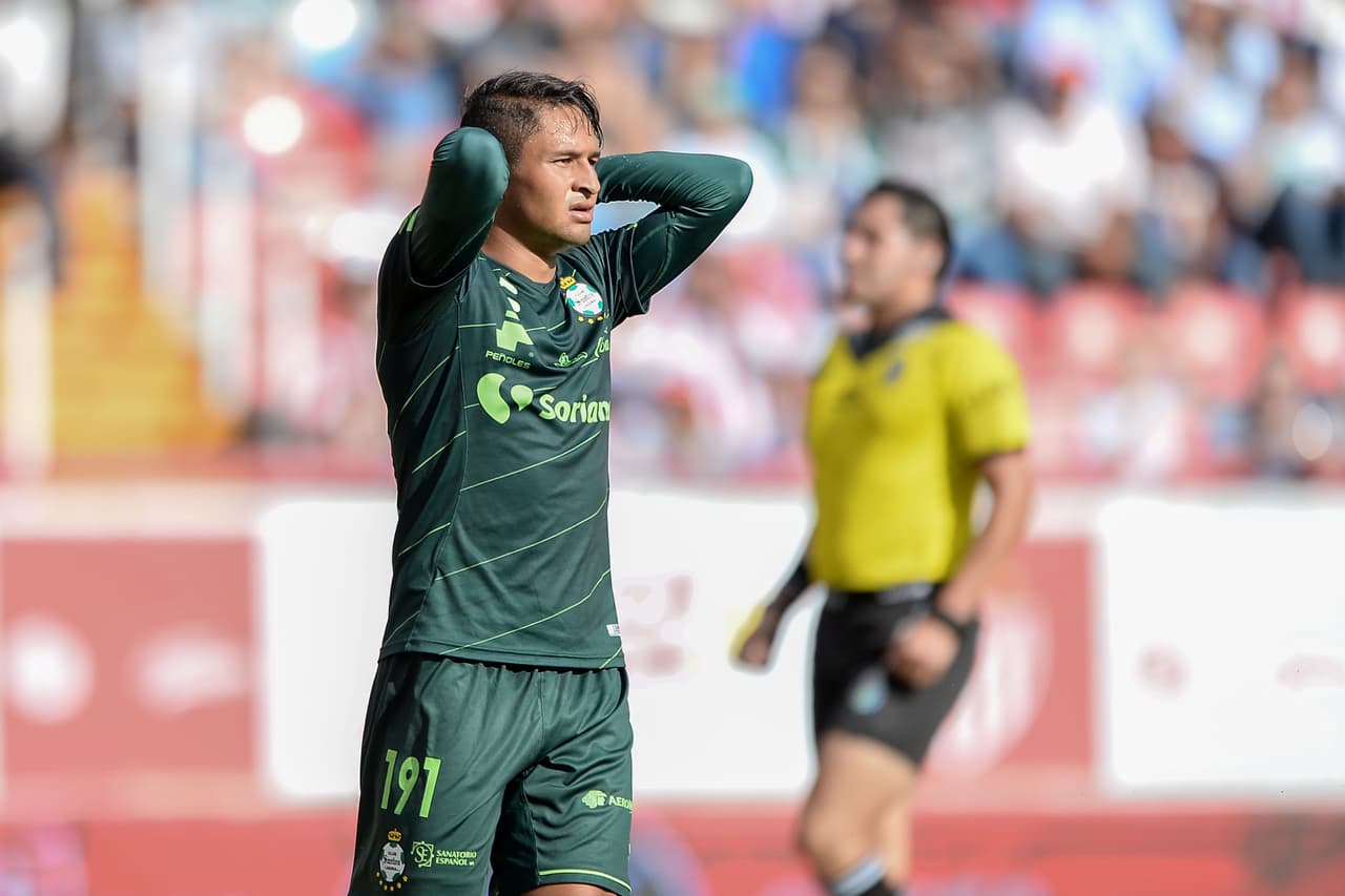 Adrián Lozano falló la oportunidad más clara del partido en una jugada donde estaba sólo frente al arco y sin arquero, pero mandó el tiro por arriba.