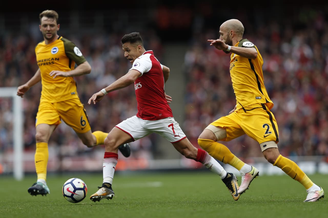 Monreal y Alexis desencallan al Arsenal