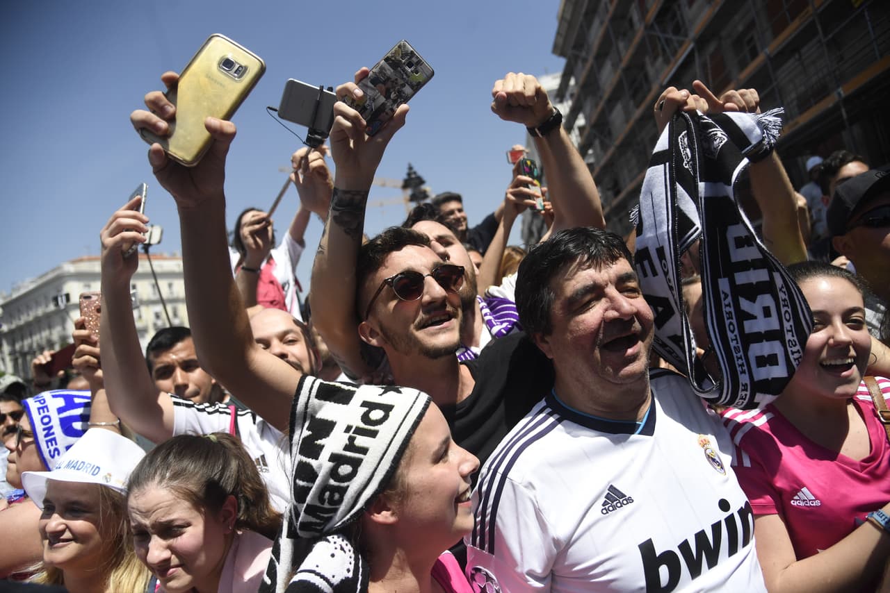 Real Madrid supporters wait for players to arrive at the Madrid Community headquarters, in Madrid on May 22, 2017 during a celeration after the team won the Spanish league football tournament. Madrid sealed a first La Liga title in five years yesterday -- and 33rd in total -- with a 2-0 victory at Malaga to bring a halt to Barcelona's domination of domestic matters having won six of the previous eight titles. / AFP PHOTO / CURTO DE LA TORRE (Photo credit should read CURTO DE LA TORRE/AFP/Getty Images)