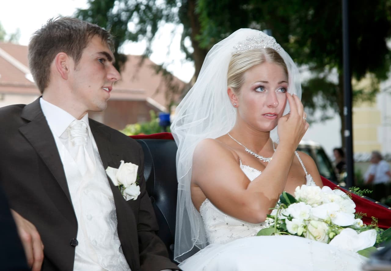 Philipp Lahm y su esposa Claudia Schattenberg tras el matrimonio en la iglesia Sankt Emmerans el 14 de julio de 2010 en Kleinhelfendorf, Alemania.
