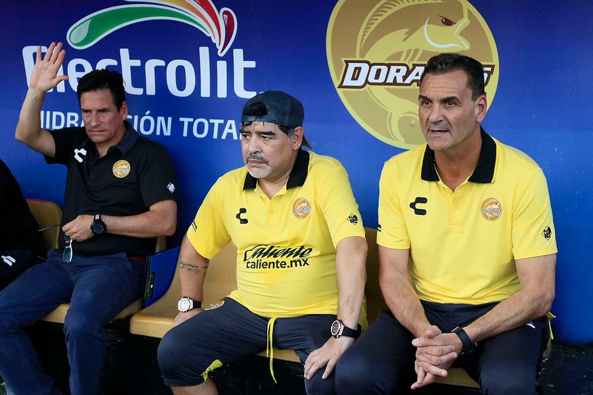 Diego Maradona en el banquillo técnico junto a su asistente Luis Islas (derecha).