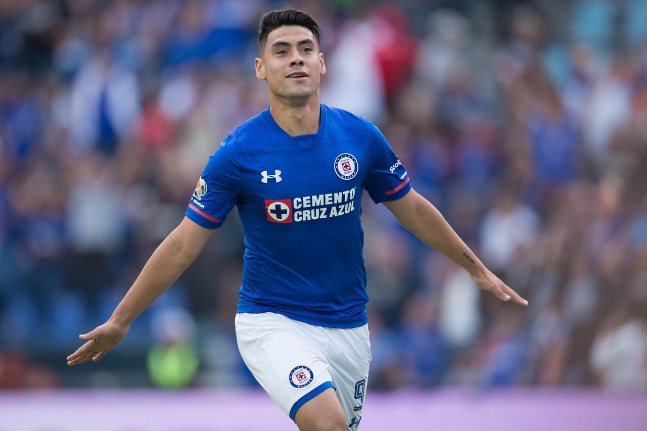Felipe Mora amplió la ventaja al minuto 7 rematando un centro de Édgar Méndez.