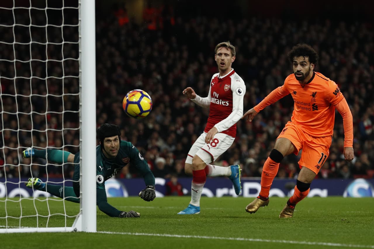 El portero de los Gunners la alcanzó a tocar y la pelota se fue al tiro de esquina.
