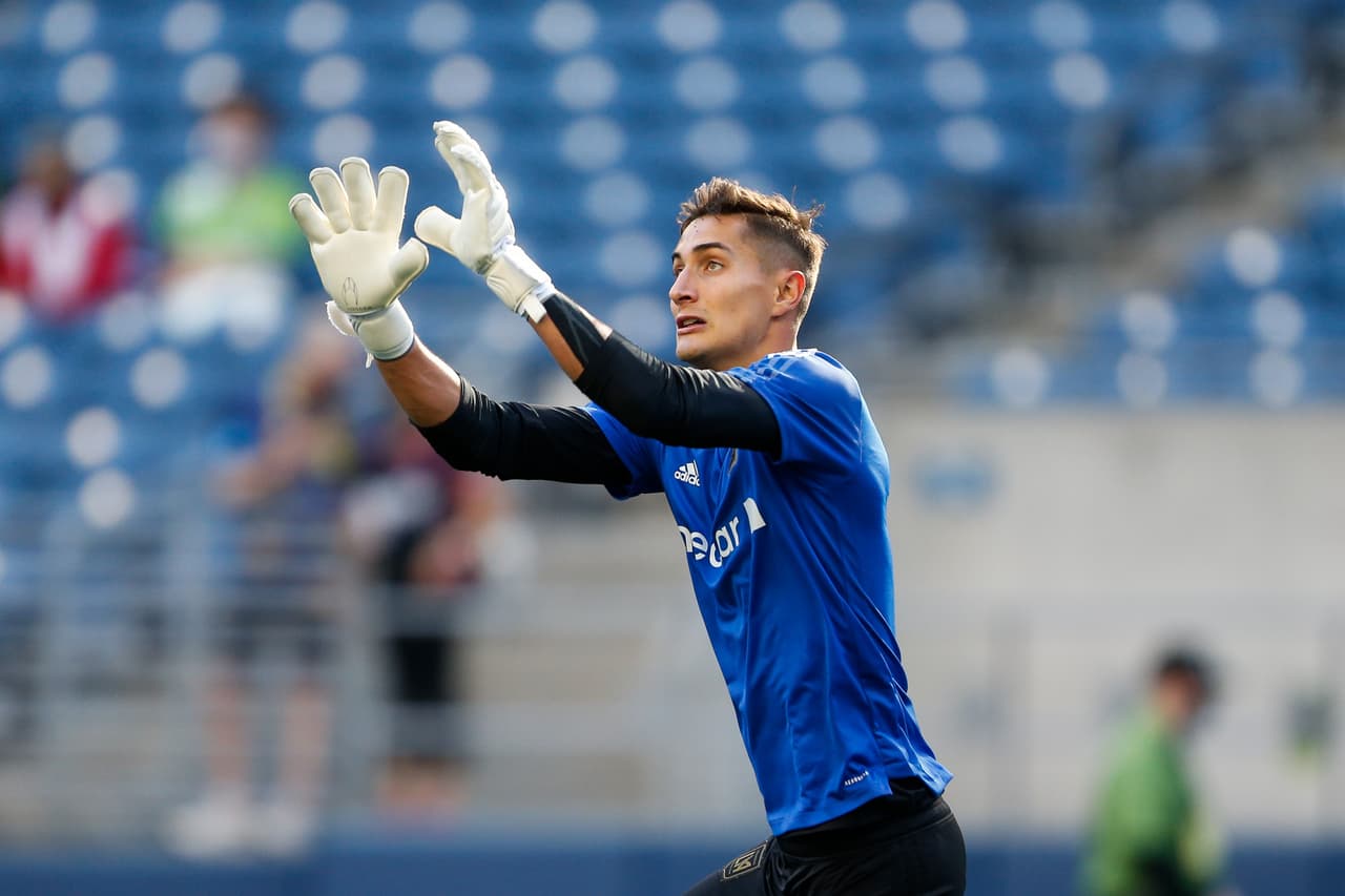 Sisniega es hijo de atletas olímpicos mexicanos.