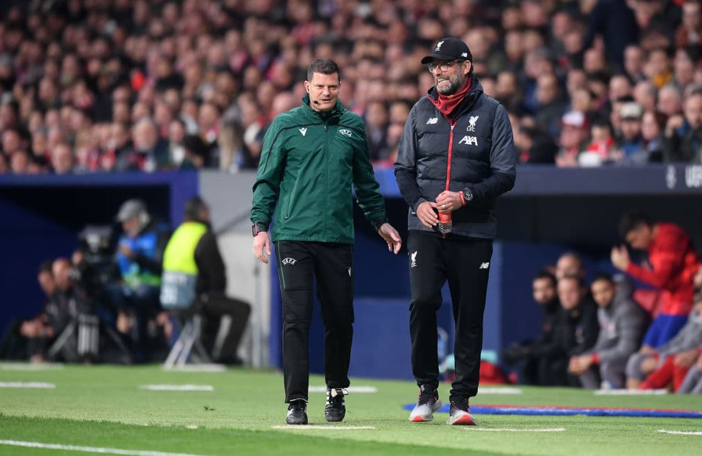 El alemán reclama una falta al cuarto árbitro, pero éste no le da la razón y ambos terminan riendo sobre la jugada.