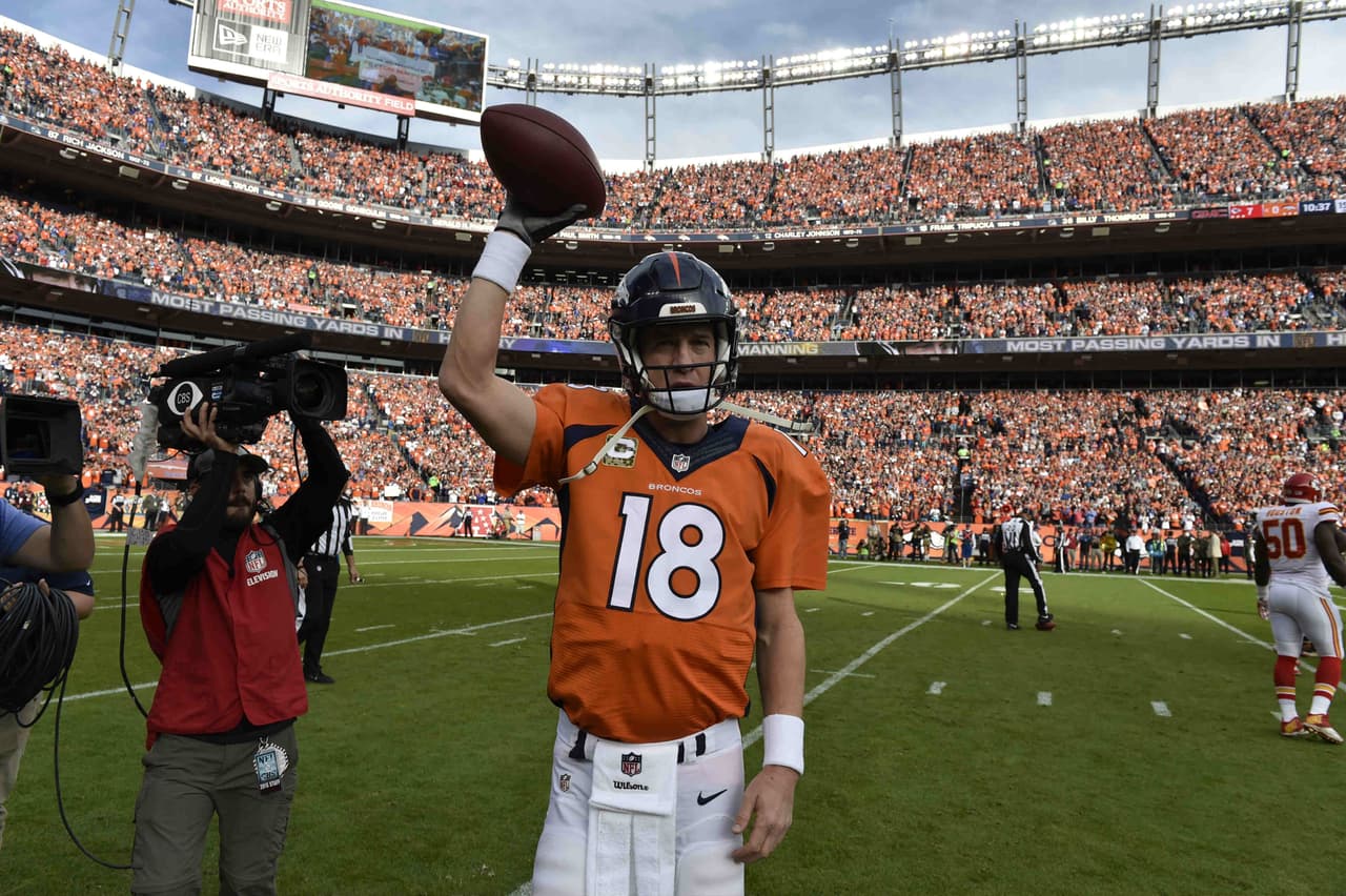 1. Fuimos testigos de la historia al observar a Peyton Manning romper el récord de yardas por pase de por vida. Pero también lo vemos en la parte final de su ilustre carrera. Lesionado o no, ya no hay duda que los mejores años de Peyton Manning se han ido. No quiere decir que esté perdido y no pueda ser campeón con Denver. Pero la edición 2015 de Peyton no es la mejor de la historia.
