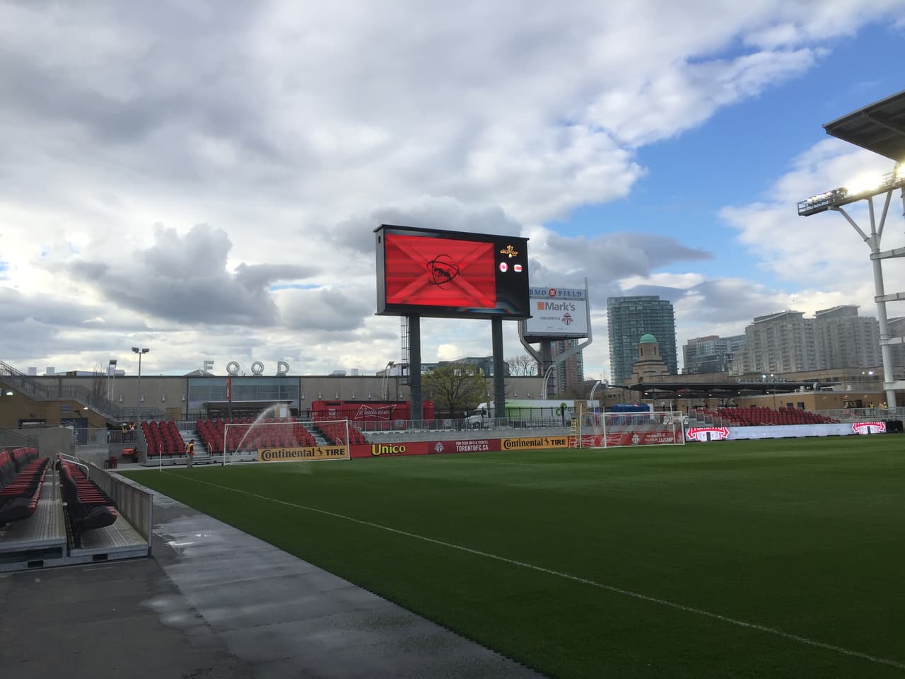 Preservando el pasto – Por las preocupaciones de compartir la cancha, la gente encargada de su cuidado ha trabajado muy fuerte para mantenerlo en su estado idóneo. Los esfuerzos incluyen que las líneas marcadas en el campo para otros deportes no sean visibles en los encuentros de fútbol.