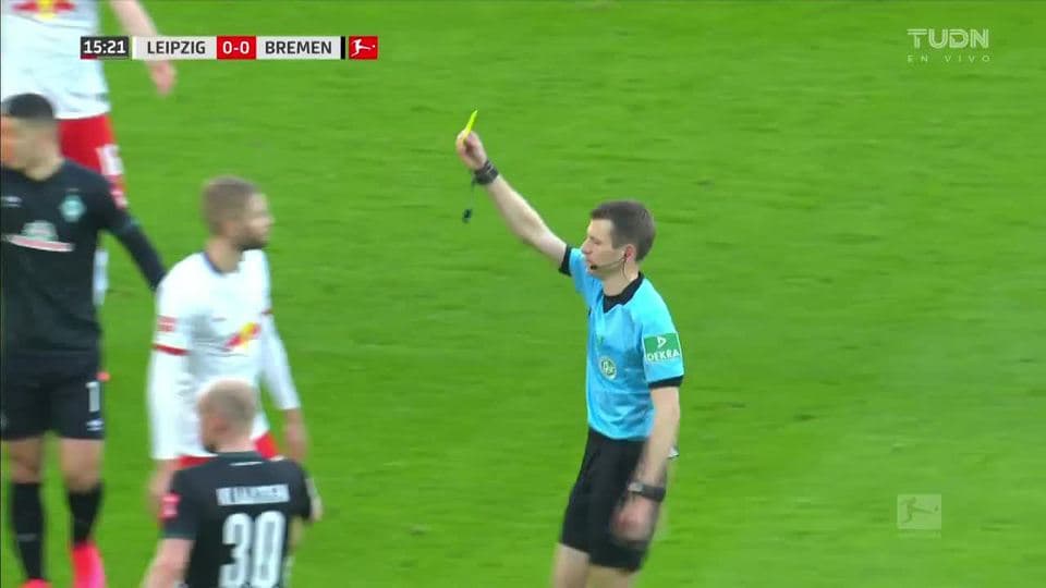 Tarjeta amarilla. El árbitro amonesta a Maximilian Eggestein de SV Werder Bremen