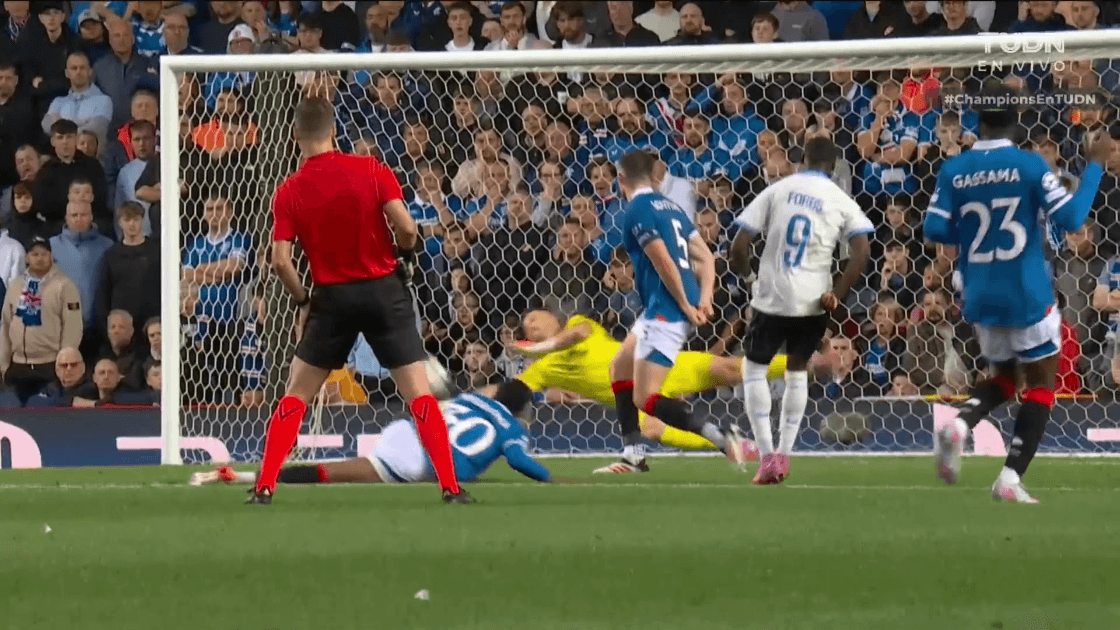 ¡ATAJADÓN! Butland vuela y con un manotazo evita el cuarto gol de Brujas