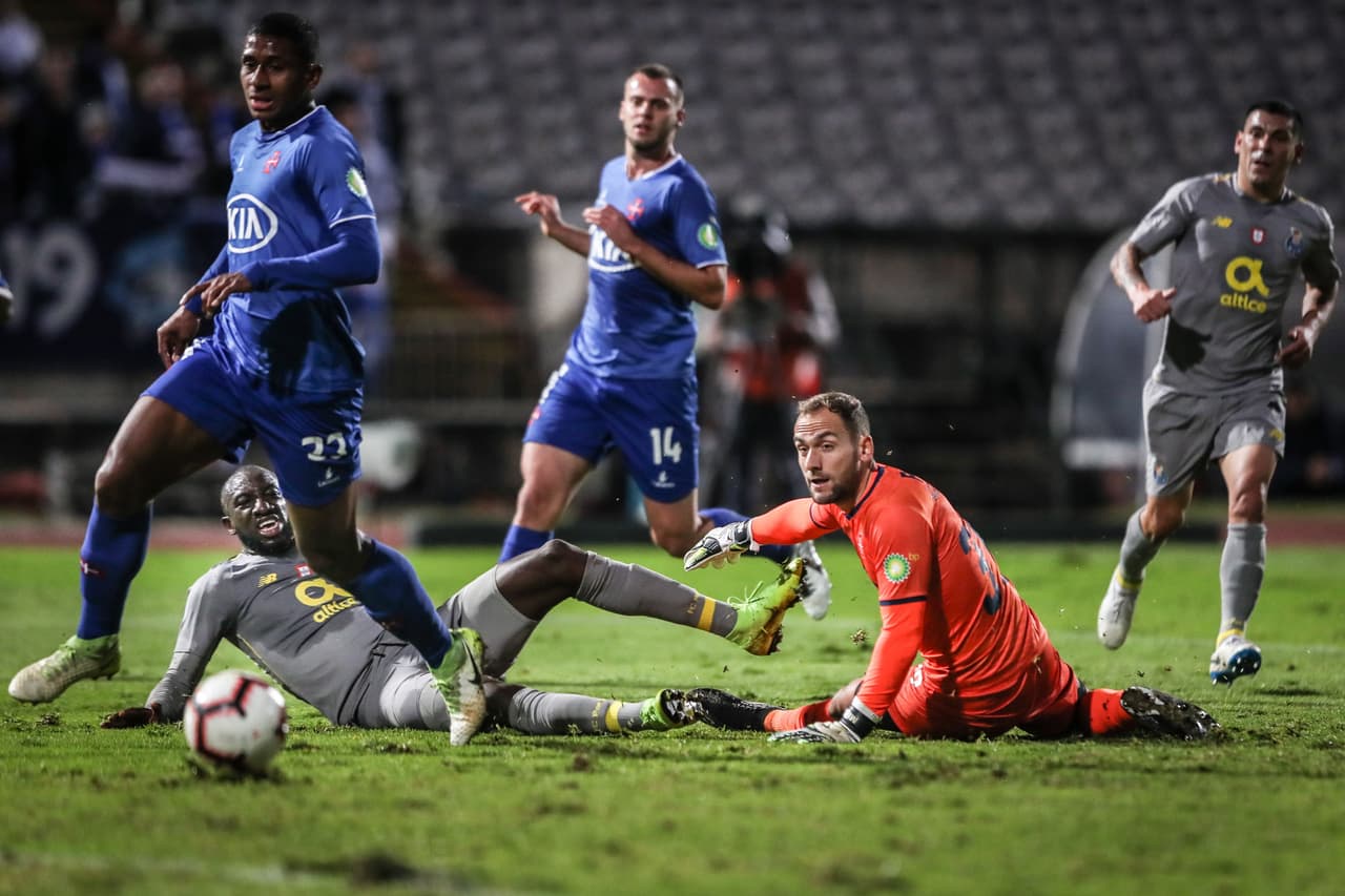 Al minuto 53' el delantero maliense Moussa Marega (en el piso, izquierda) igualó el marcador para el Porto.