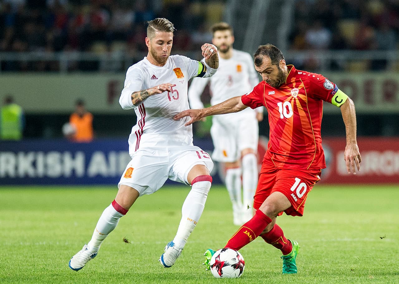... ya que España e Italia comandan el grupo empatados a 16 unidades. La 'Roja' ganó en Macedonia 2-1 y tiene mejor diferencia goleadora que Italia.