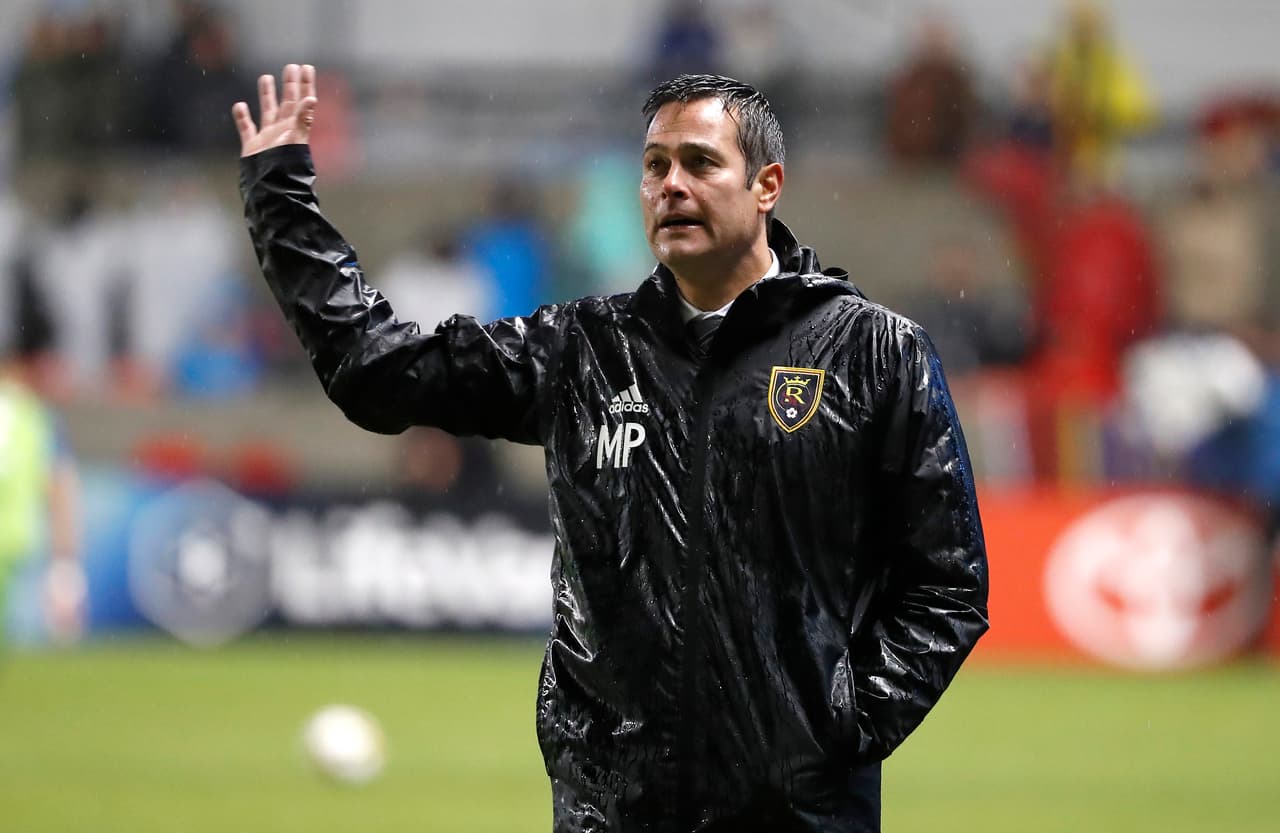 Mike Petke dirige a un Real Salt Lake que todos pensaban que en cualquier momento se le caía, pero el equipo sigue en pie peleando arriba en la Conferencia Oeste.