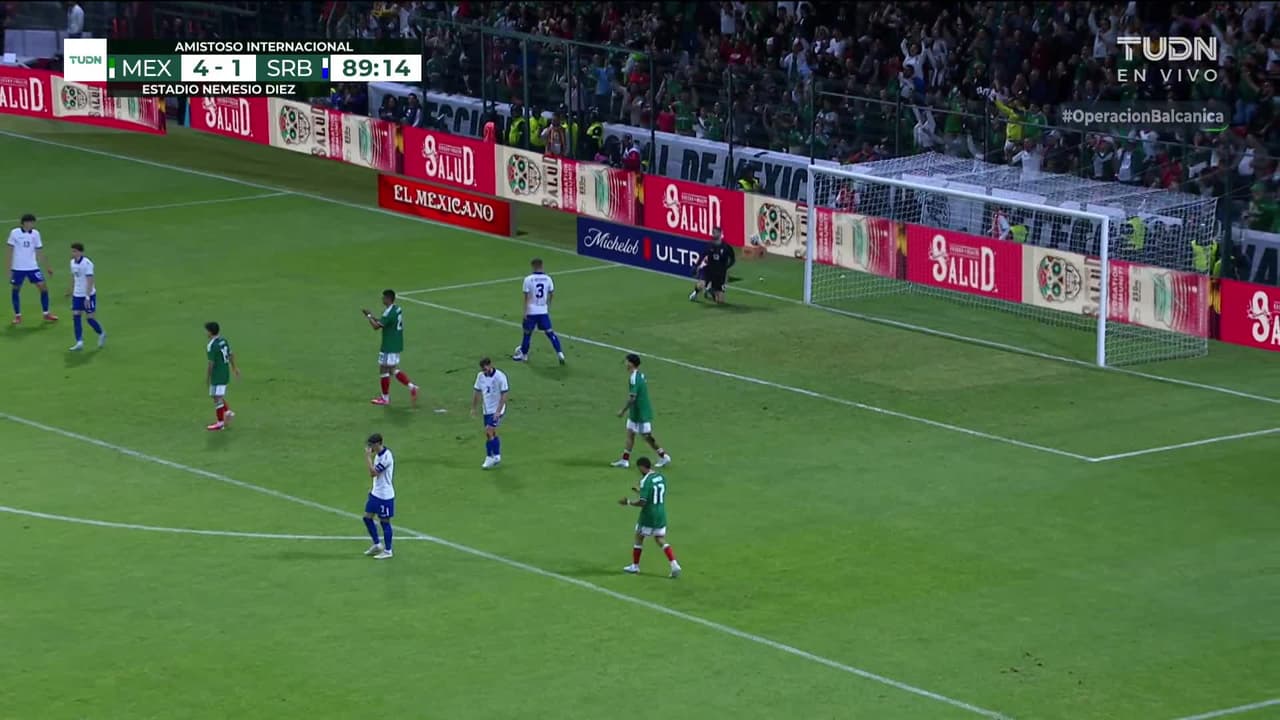 ¡GOL!  anota para México. Luis Chávez