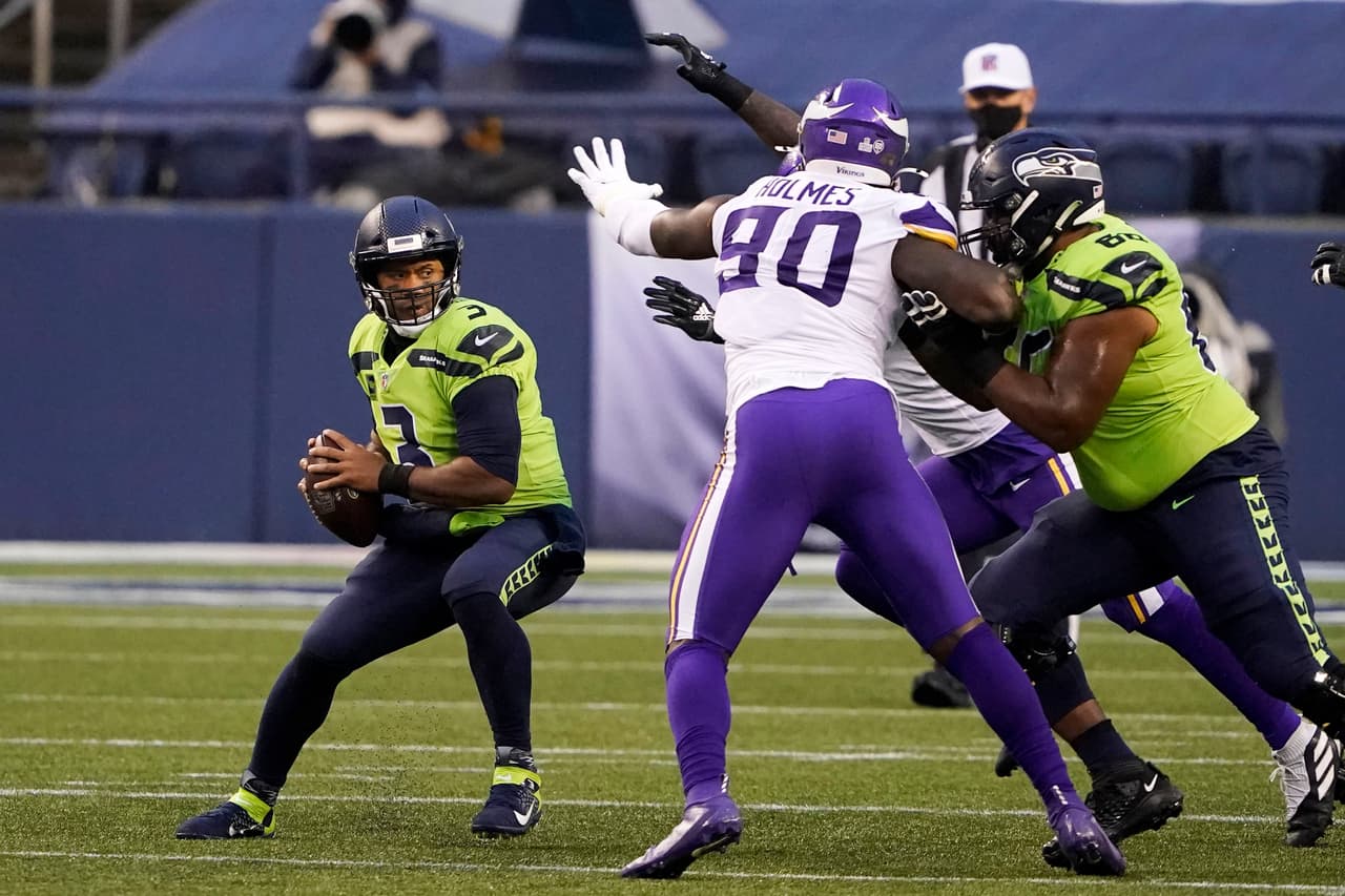 Los Seattle Seahawks consiguen ganar el encuentro en los últimos segundos del partido con un apretado marcador de 26-27 a favor.